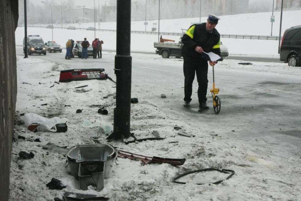 W środe, 7 stycznia, na ul. Witosa w Lublinie, kierowca renaulta stracil panowanie nad autem. Uderzyl w latarnie. Piec osób trafilo do szpitala. 