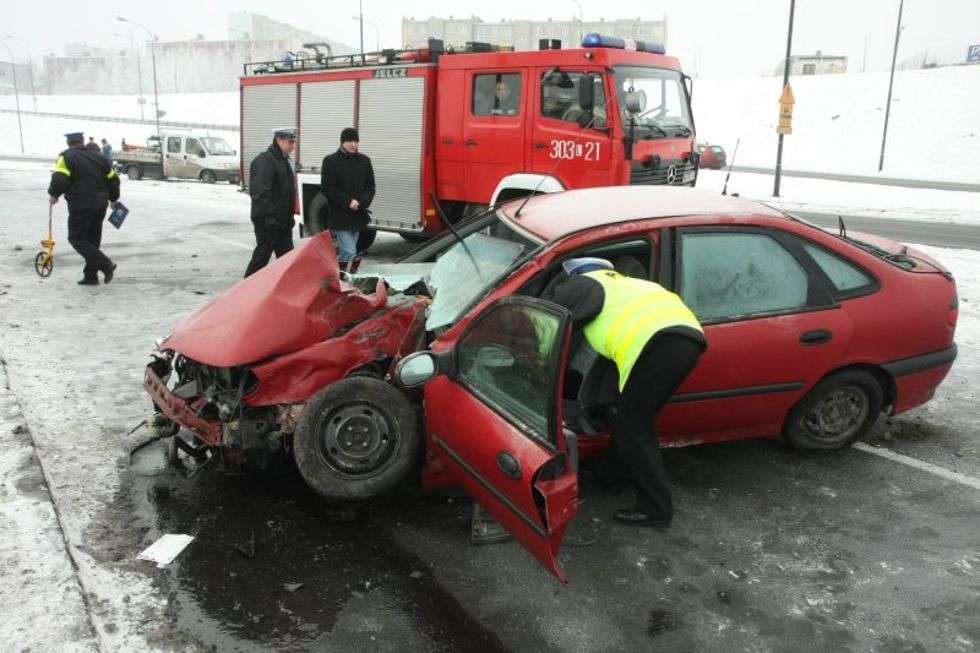  W środe, 7 stycznia, na ul. Witosa w Lublinie, kierowca renaulta stracil panowanie nad autem. Uderzyl w latarnie. Piec osób trafilo do szpitala.
