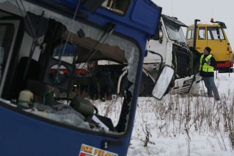  Kierowca autobusu MZK zginąl w wypadku drogowym, do którego doszlo w miejscowości Anielin w powiecie pulawskim na drodze krajowej nr 12. 
