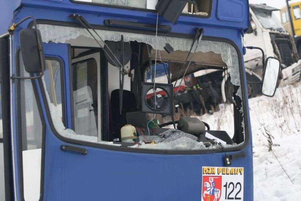  Kierowca autobusu MZK zginąl w wypadku drogowym, do którego doszlo w miejscowości Anielin w powiecie pulawskim na drodze krajowej nr 12. 
