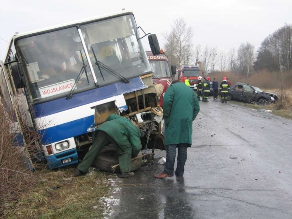  Ford zderzył się z autobusem PKS (zdjęcie 4) - Autor: Jacek Barczynski