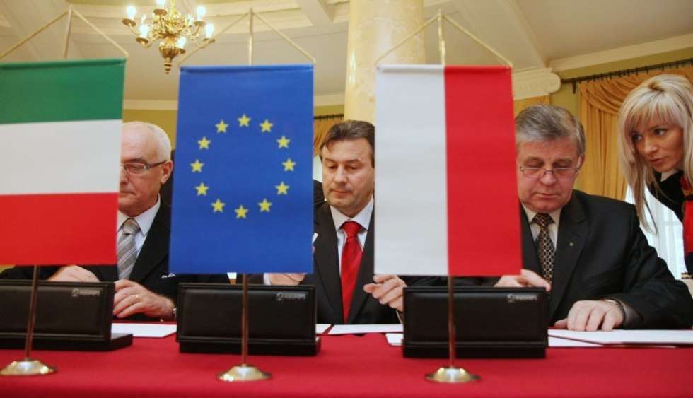  Podpisanie umowy z Włochami. (zdjęcie 1) - Autor: Maciej Kaczanowski