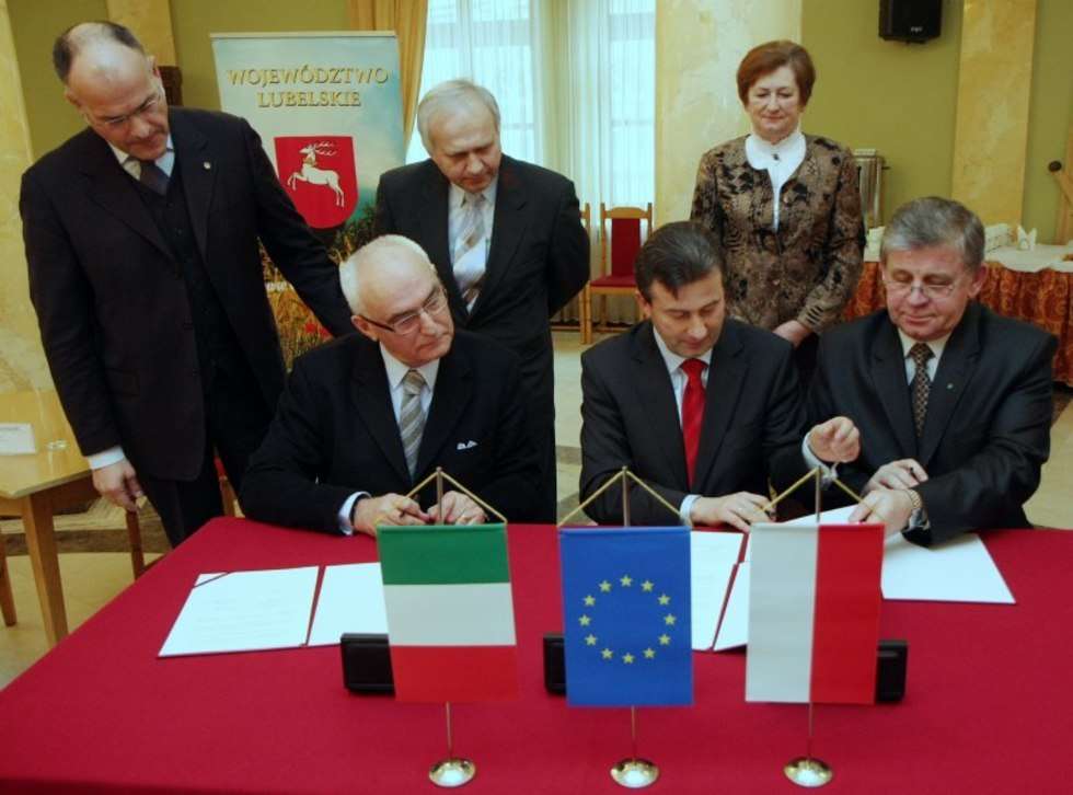  Podpisanie umowy z Włochami. (zdjęcie 3) - Autor: Maciej Kaczanowski