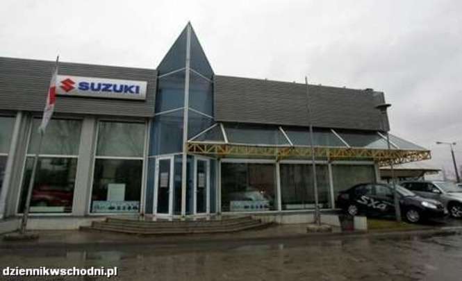 AUTO BROKER (nr 28). Diler Hyundai, Suzuki, Citroen.
Firma nosząca obecnie nazwe AUTO BROKER powstala w 1993 roku. W 2004 roku firma zmienila nazwe na AUTO BROKER i podpisala umowe dealerską z Suzuki Motor Polska. Zakres dzialania spólki obejmuje sprzedaz nowych samochodów, uzywanych, komis, serwis gwarancyjny i pogwarancyjny, serwis samochodów dostawczych – lublin, zuk, honker, avia, gazela, uslugi blacharskie i lakiernicze oraz przeglądy rejestracyjne. AUTO BROKER sklada sie z salonu sprzedazy samochodów, 2 sklepów z cześciami zamiennymi do samochodów osobowych i dostawczych, 2 Autoryzowanych Stacji Obslugi samochodów osobowych i ciezarowych z 15 stanowiskami naprawczymi, blacharni wyposazonej w najnowocześniejsze urządzenie do pomiarów geometrii i naprawy nadwozi samochodów wszystkich marek GENESIS, lakierni z komorą lakierniczą SAIMA, stacji kontroli pojazdów oraz placu parkingowego. 20-209 Lublin, ul. Melgiewska 10, tel. 081 746 13 71 i 749 58 83 (salon), 081 746 53 42 (serwis), fax 081 746 62 60, www.autobroker.pl. Godziny otwarcia: salon i serwis 7–18 (sobota 9–14).

Jeśli chcesz oddac glos na <b>AUTO BROKER</b> wyślij SMS-a o treści <b>DW DILER 28</b> pod numer 7168. Koszt wyslania 1 SMS-a wynosi 1,22 zl z VAT