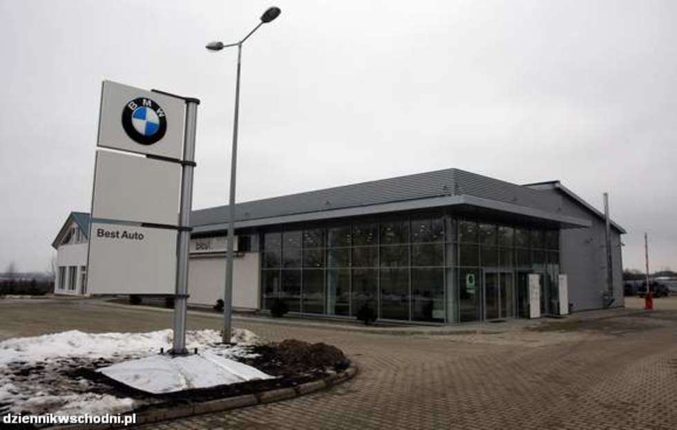  Best Auto (BMW)
Firma Best Auto powstala na początku 2008 r. Zalozycielami spólki są Jaroslaw Konopka i Wojciech Zur Prezes Zarządu. Best Auto jest pierwszym autoryzowanym dealerem BMW w Lublinie. Firma oferuje doradztwo w sprzedazy nowych i uzywanych samochodów BMW serwis gwarancyjny i pogwarancyjny, sprzedaz cześci i akcesoriów, uslugi finansowe i ubezpieczeniowe, naprawy blacharsko- lakiernicze. Firma mieści przy ulicy Zemborzyckiej 67 w Lublinie, tel. (081) 149 58 58, www. bmw-bestauto.pl 

Jeśli chcesz oddac glos na <b>BEST AUTO </b>wyślij SMS-a o treści <b>DW DILER 2</b> pod numer 7168. Koszt wyslania 1 SMS-a wynosi 1,22 zl z VAT 