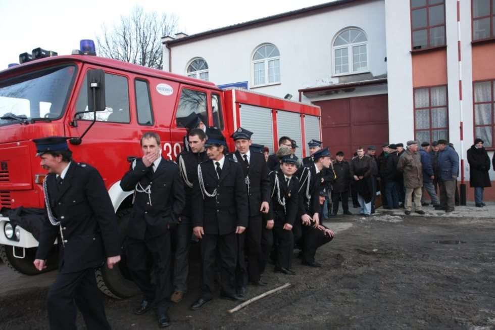  Strażacy walczą o remizę. (zdjęcie 3) - Autor: Maciej Kaczanowski