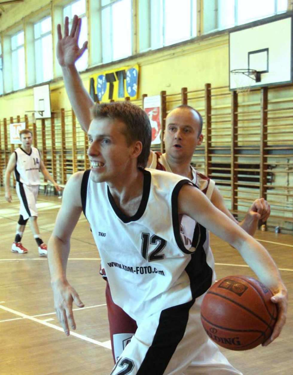  Koszykówka - liga TKKF. (zdjęcie 5) - Autor: Maciej Kaczanowski