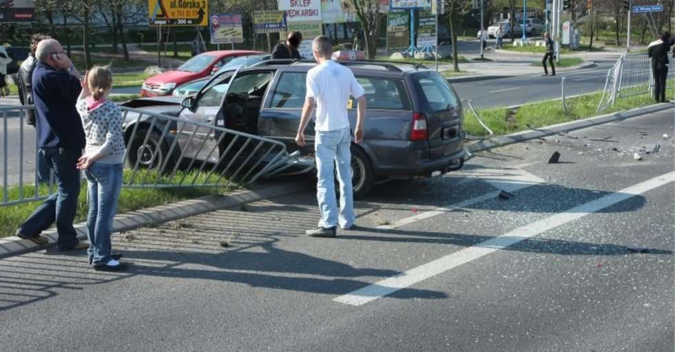  Zderzenie dwóch aut pod Realem. (zdjęcie 4) - Autor: Maciej Kaczanowski