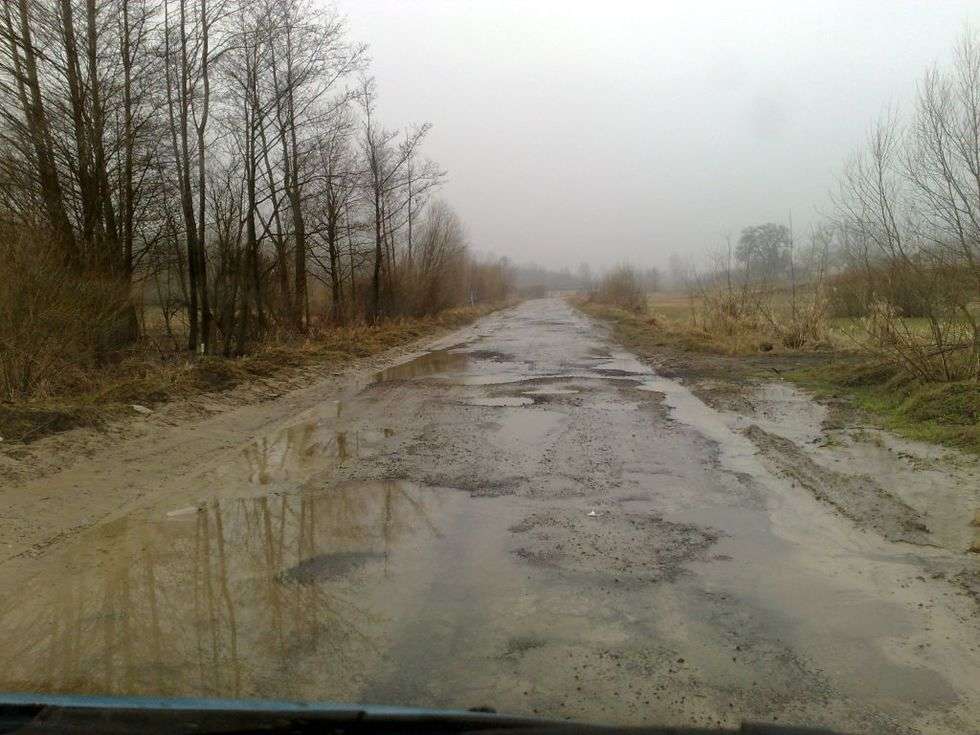  Zdjecie wykonane w Powiecie Krasnostawskim, gmina Izbica. Droga dojazdowa do miejscowości Bobliwo, gdzie znajduje sie STOK NARCIARSKI. 