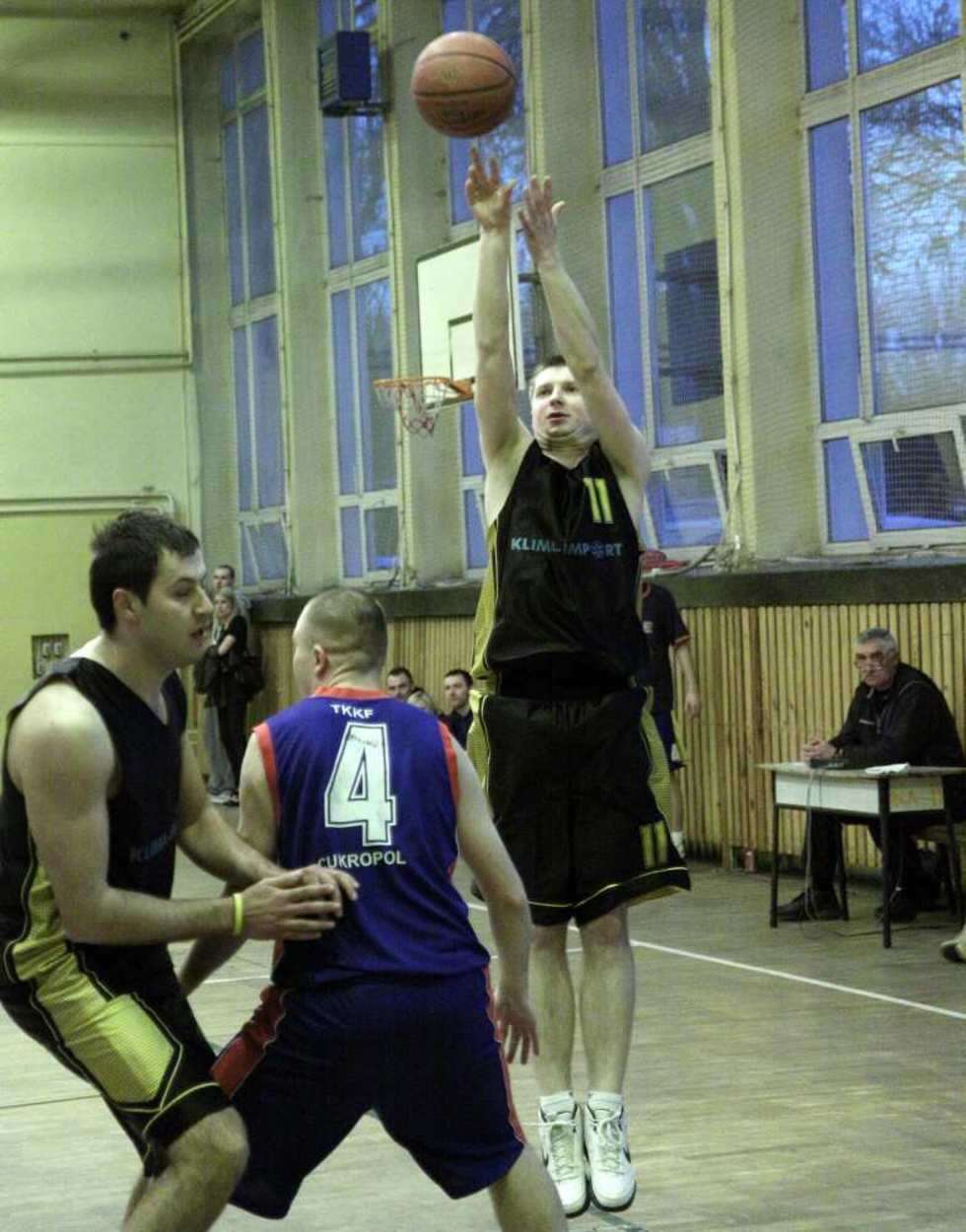  Koszykówka - liga TKKF. (zdjęcie 2) - Autor: Maciej Kaczanowski