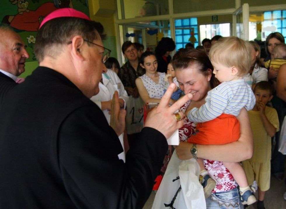  Spotkanie biskupa z dziećmi (zdjęcie 4) - Autor: Piotr Stasiuk