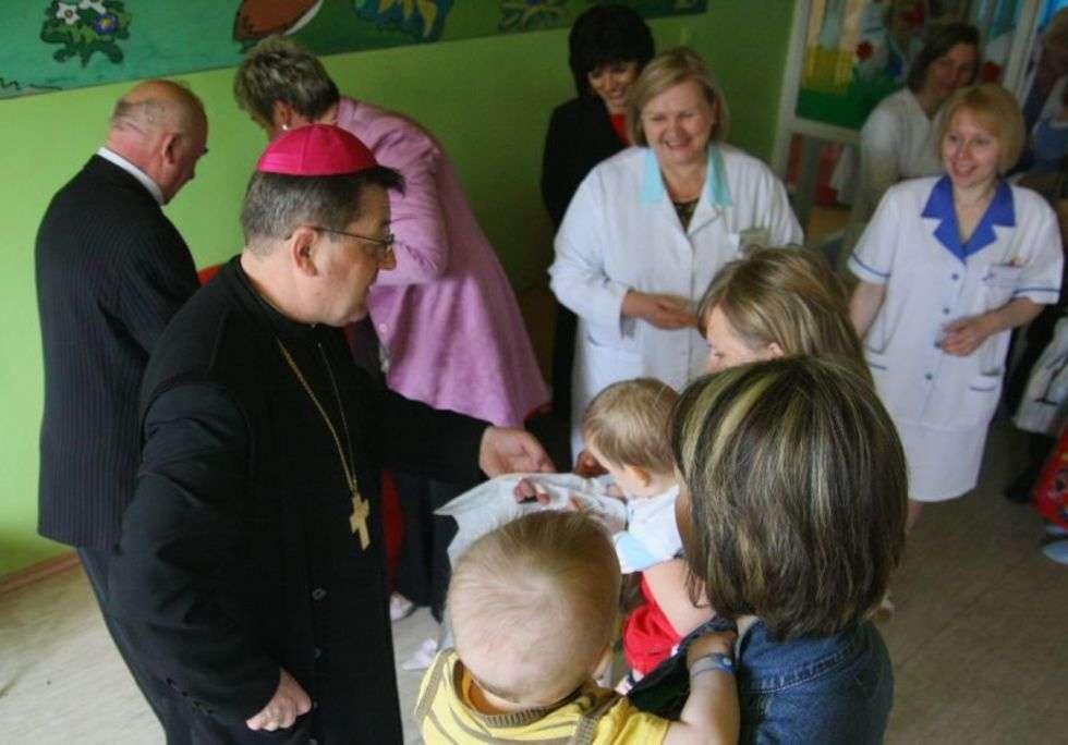  Spotkanie biskupa z dziećmi  - Autor: Piotr Stasiuk