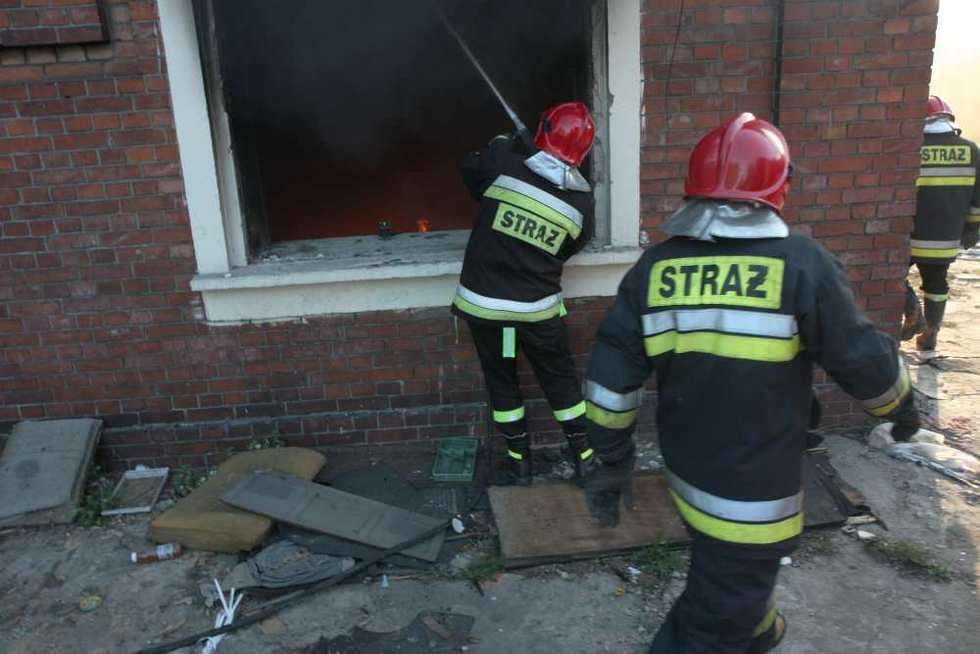  Pożar budynku przy ul. Szklanej. (zdjęcie 6) - Autor: Maciej Kaczanowski