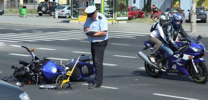 Motocyklista ranny w wypadku. - Autor: Maciej Kaczanowski