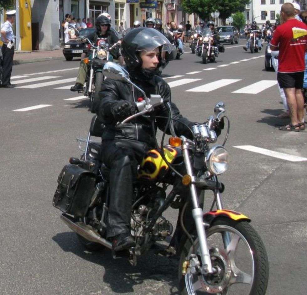  Zwarty orszak motocyklistów na pl. Jana Pawla II.