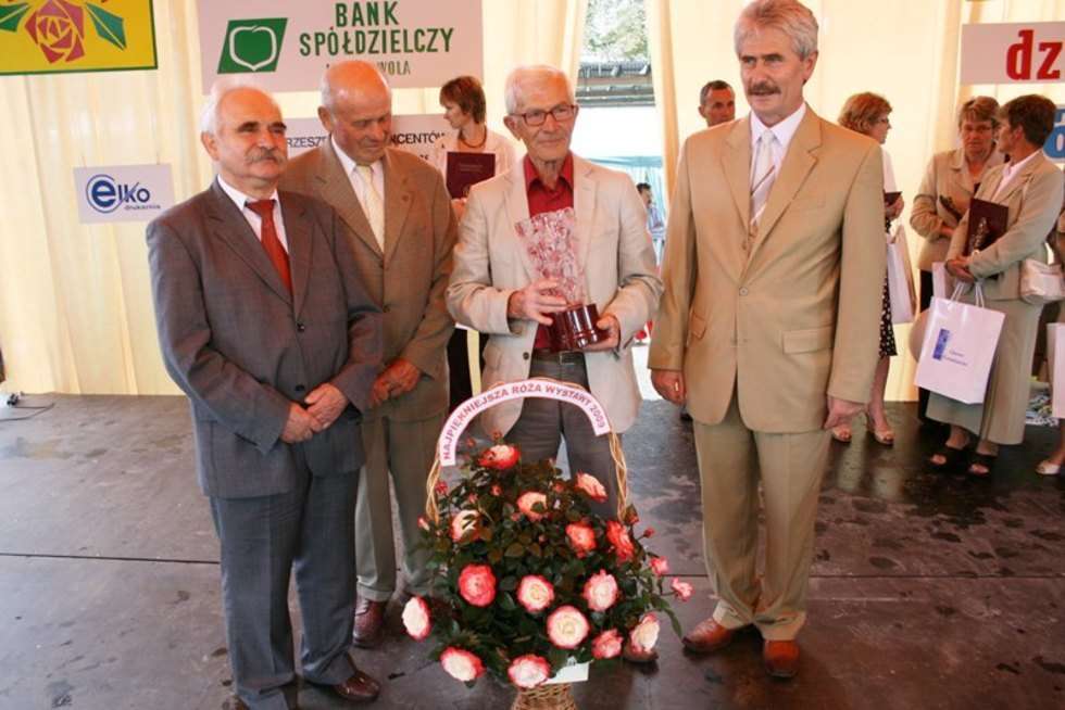  W sobote i niedziele w Konskowoli odbywalo sie Świeto Róz. W konkursie na najpiekniejszą róze wygrala "Nostalgia" wyhodowana przez Janusza Próchniaka (drugi z prawej).