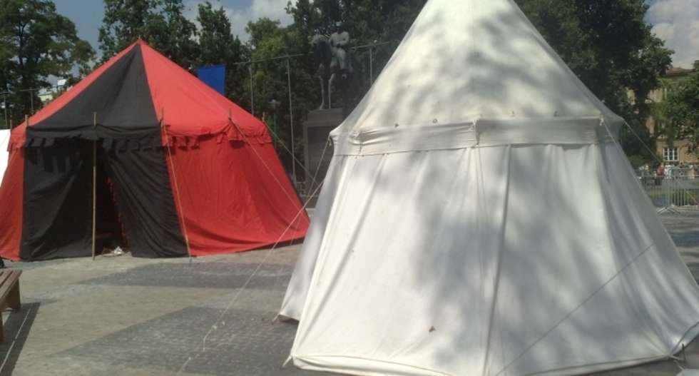  Na placu stanely namioty rycerskie


