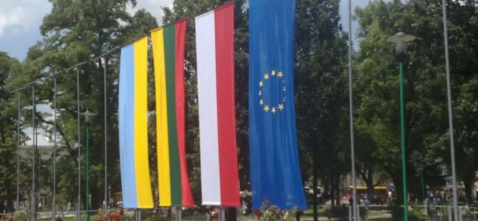  Plac ozdobily flagi Polski, Litwy, Ukrainy i Unii Europejskiej

