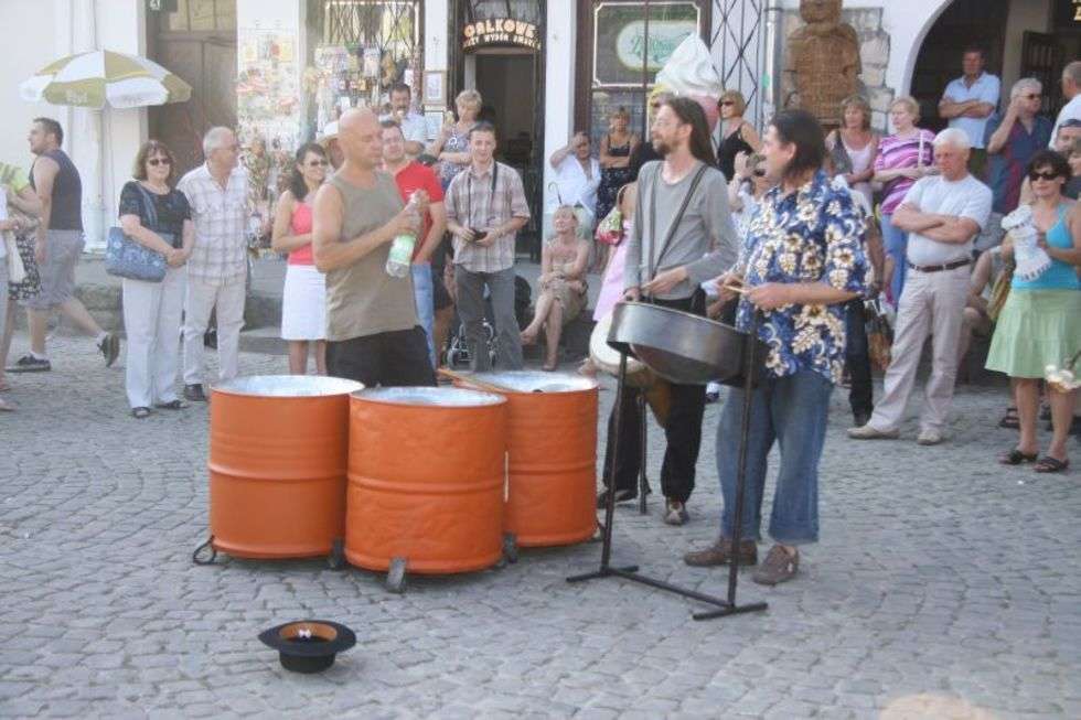  Jedni grali w filmach, inni grali na blaszanych bebnach