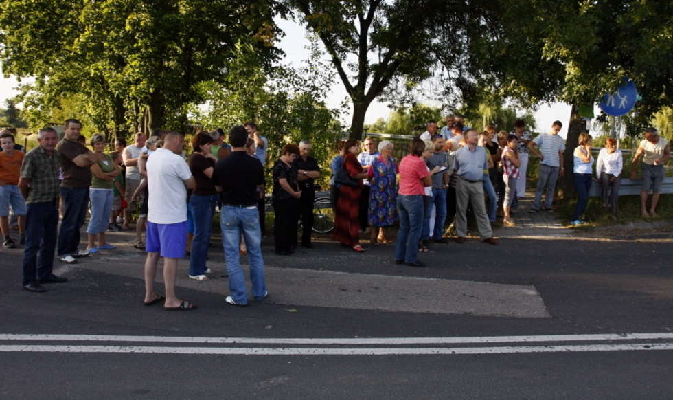  Mieszkancy Strzyzowic protestują przeciwko Lle oznakowanemu skrzyzowaniu na którym dochodzi do wielu kolizji i wypadków śmiertelnych. 