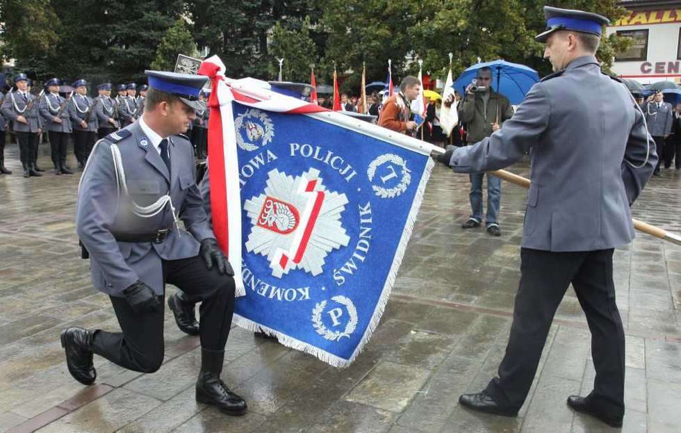  Sztandar dla świdnickiej policji. (zdjęcie 3) - Autor: Maciej Kaczanowski