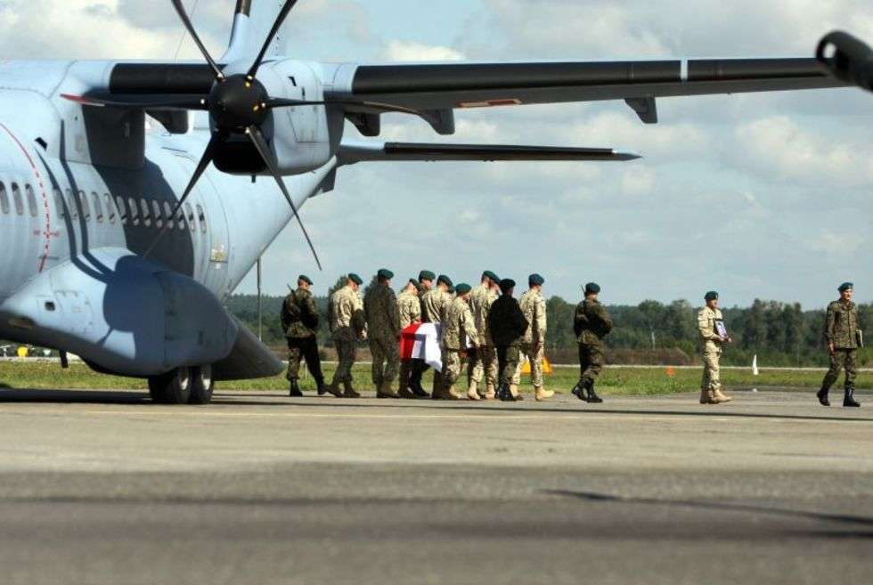  Powitanie zwłok polskiego żołnierza (zdjęcie 1) - Autor: Jacek Świerczynski