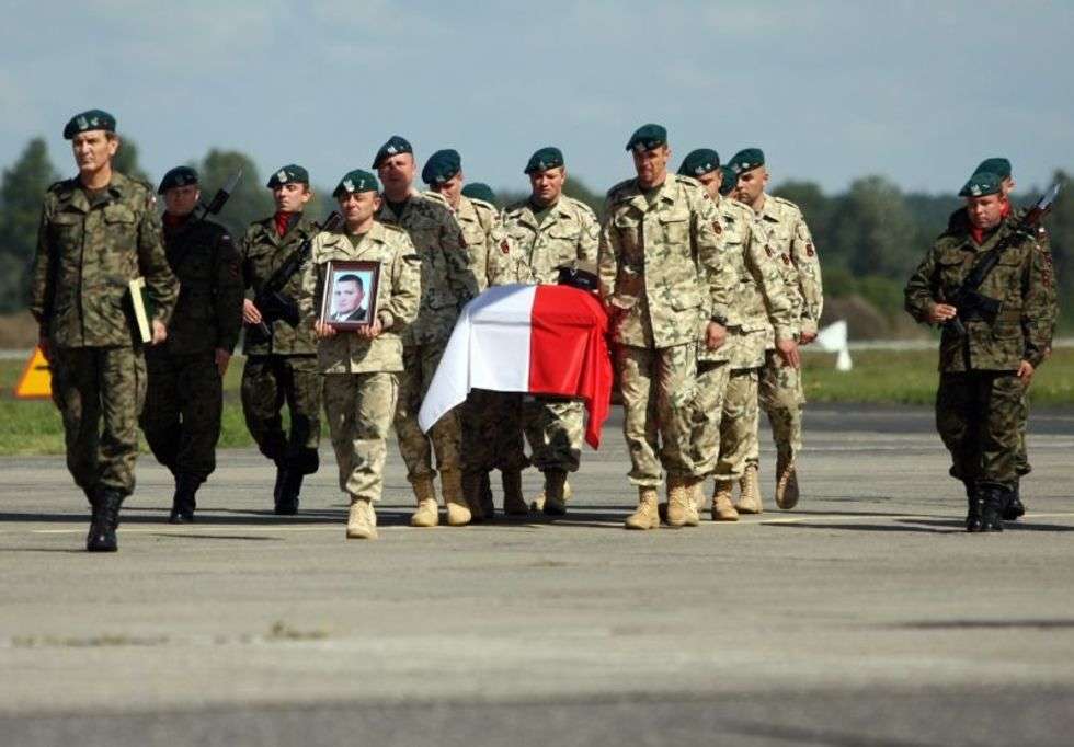  Powitanie zwłok polskiego żołnierza (zdjęcie 3) - Autor: Jacek Świerczynski