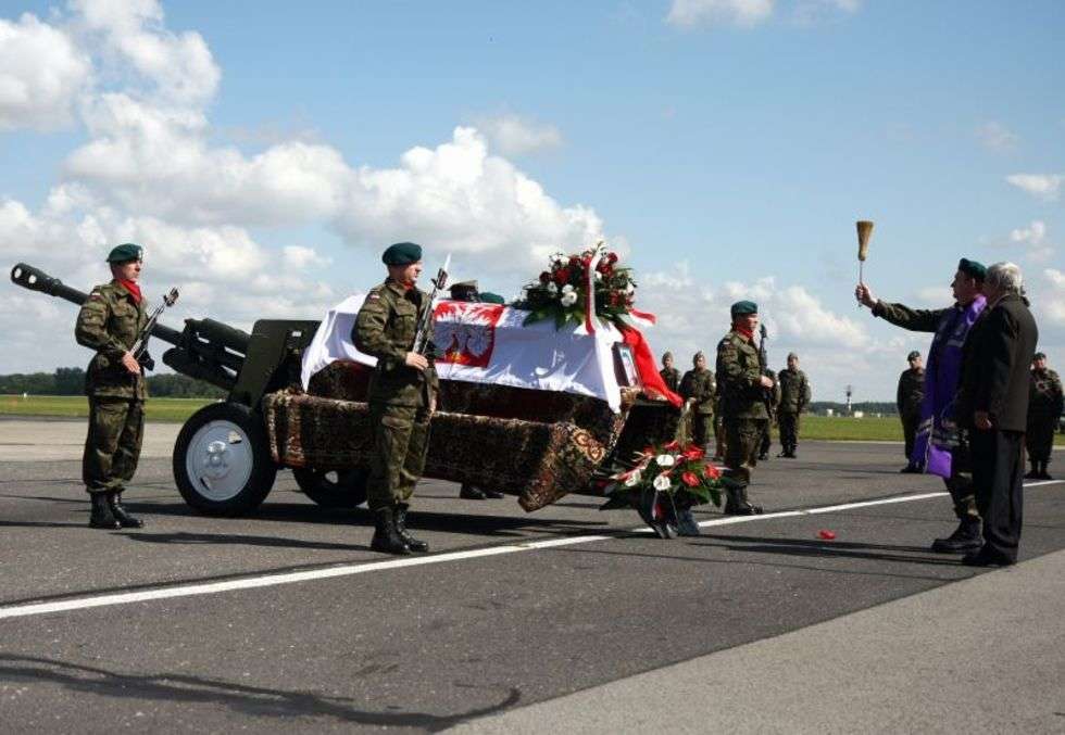  Powitanie zwłok polskiego żołnierza (zdjęcie 4) - Autor: Jacek Świerczynski