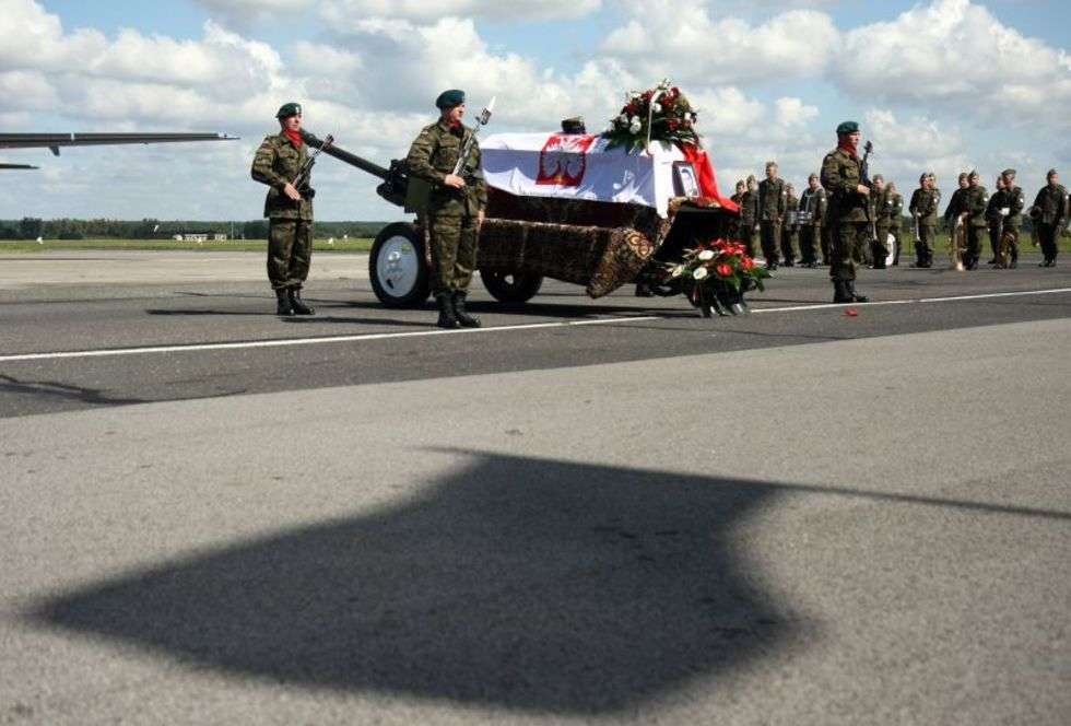  Powitanie zwłok polskiego żołnierza (zdjęcie 7) - Autor: Jacek Świerczynski