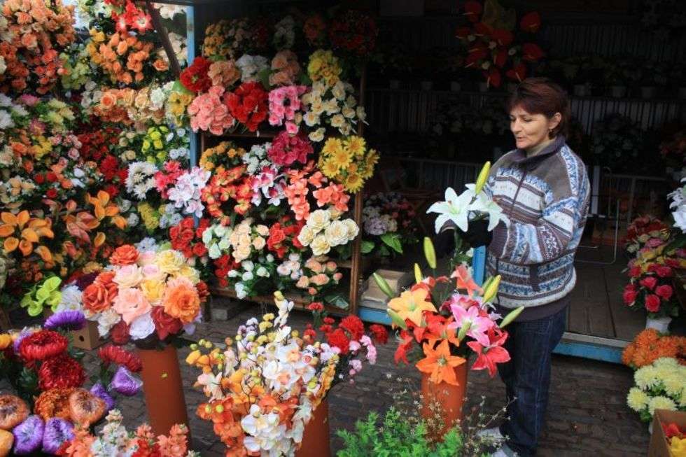  Hanna Grycyk ma na rynku stoisko z kwiatami. 
