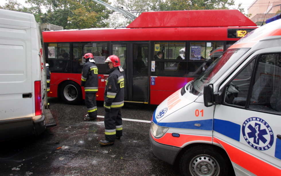  Zderzenie autobusu MPK z busem (zdjęcie 2) - Autor: Karol Zienkiewicz