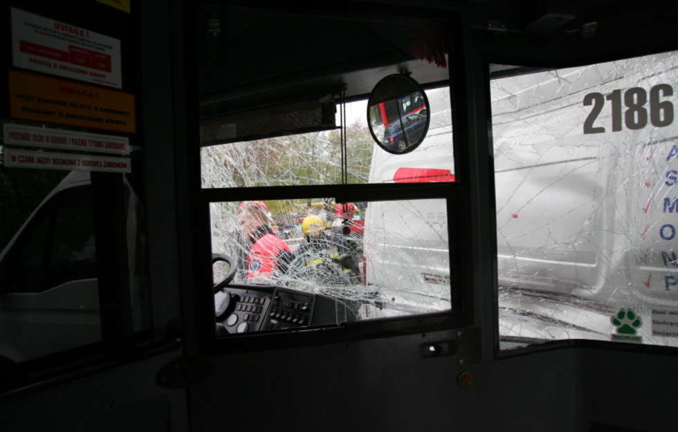  Zderzenie autobusu MPK z busem (zdjęcie 3) - Autor: Karol Zienkiewicz