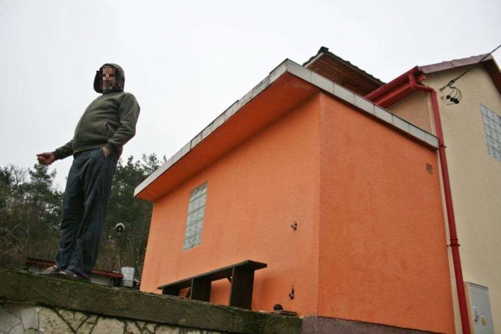  Desperat bronił domu przed rozbiórką (zdjęcie 1) - Autor: Pawel Buczkowski