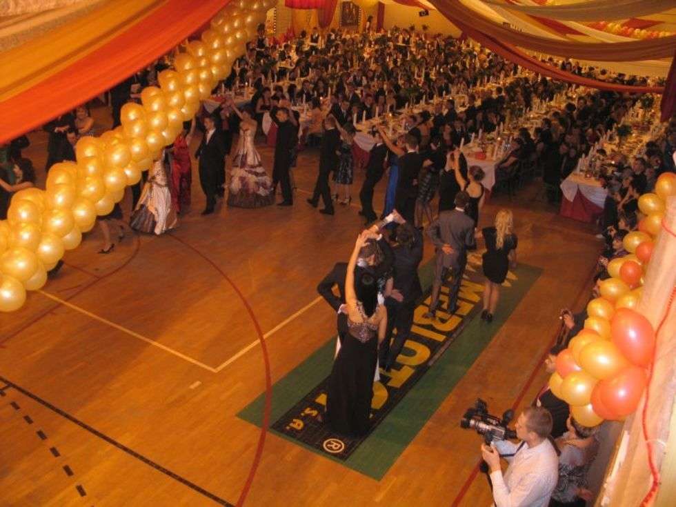  Na przekór panującej modzie "Czarniecczycy" zorganizowali bal maturalny w murach swojej szkoly