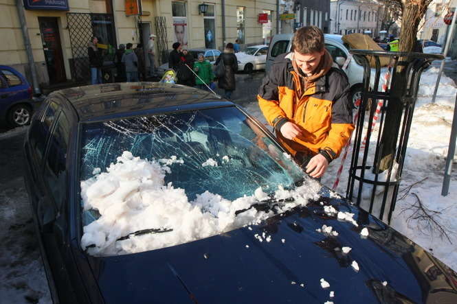 Śnieg zniszczyl samochody na ul.Staszica