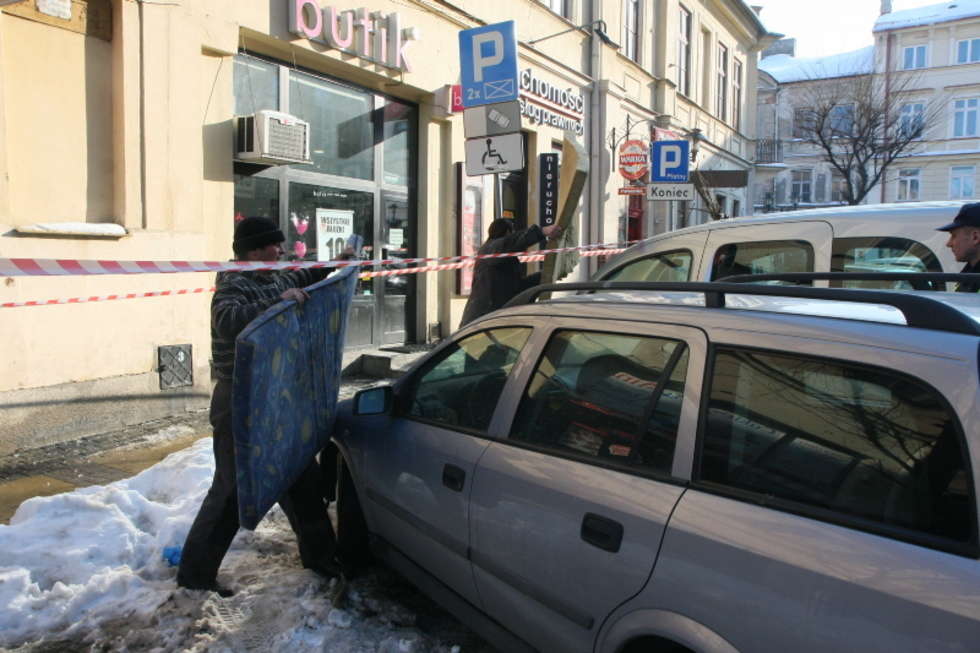  Śnieg zniszczyl samochody na ul.Staszica