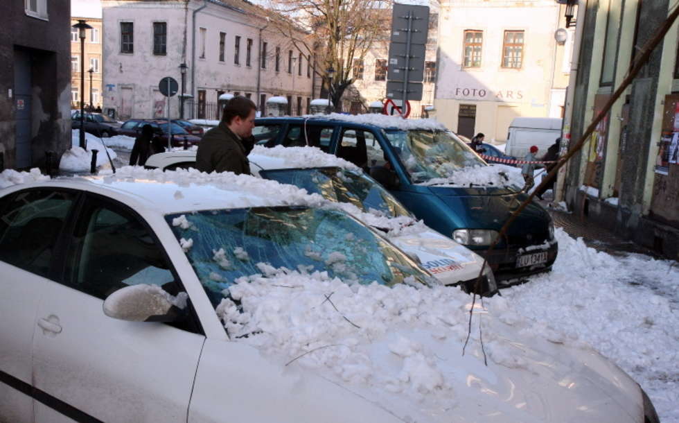  Śnieg zniszczyl samochody na ul.Staszica