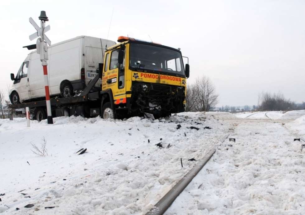  Rudnik: Pomoc drogowa zderzyła się z pociągiem pasażerskim (zdjęcie 2) - Autor: Policja