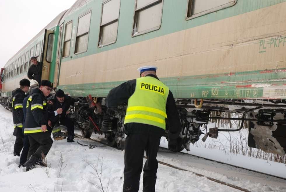  Rudnik: Pomoc drogowa zderzyła się z pociągiem pasażerskim (zdjęcie 3) - Autor: Policja
