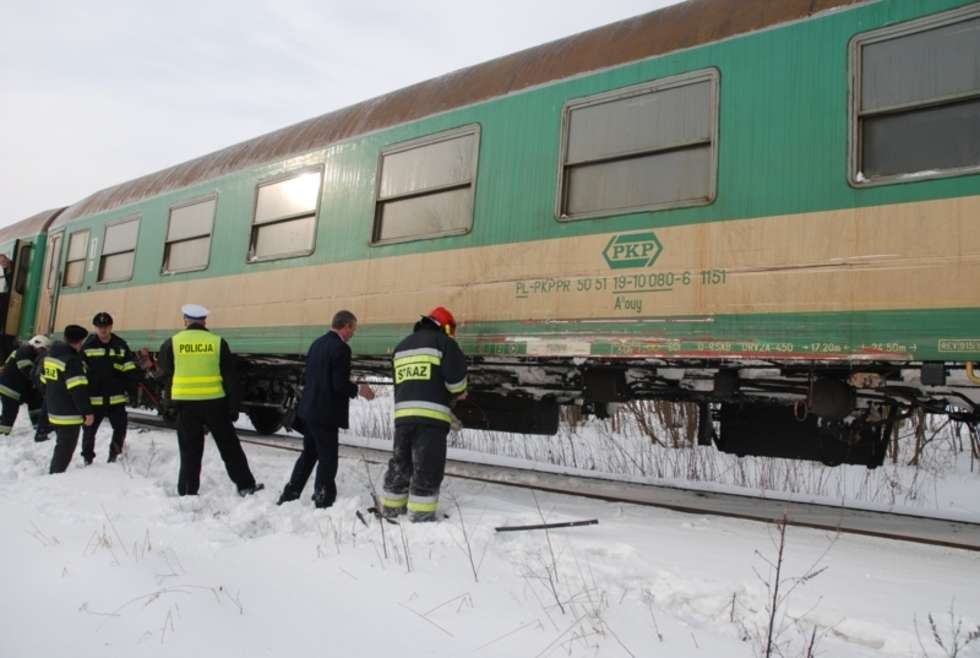  Rudnik: Pomoc drogowa zderzyła się z pociągiem pasażerskim (zdjęcie 4) - Autor: Policja