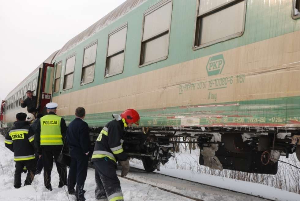  Rudnik: Pomoc drogowa zderzyła się z pociągiem pasażerskim (zdjęcie 5) - Autor: Policja