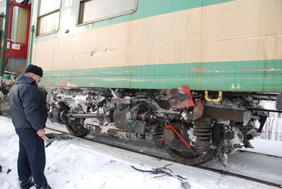  Rudnik: Pomoc drogowa zderzyła się z pociągiem pasażerskim (zdjęcie 6) - Autor: Policja