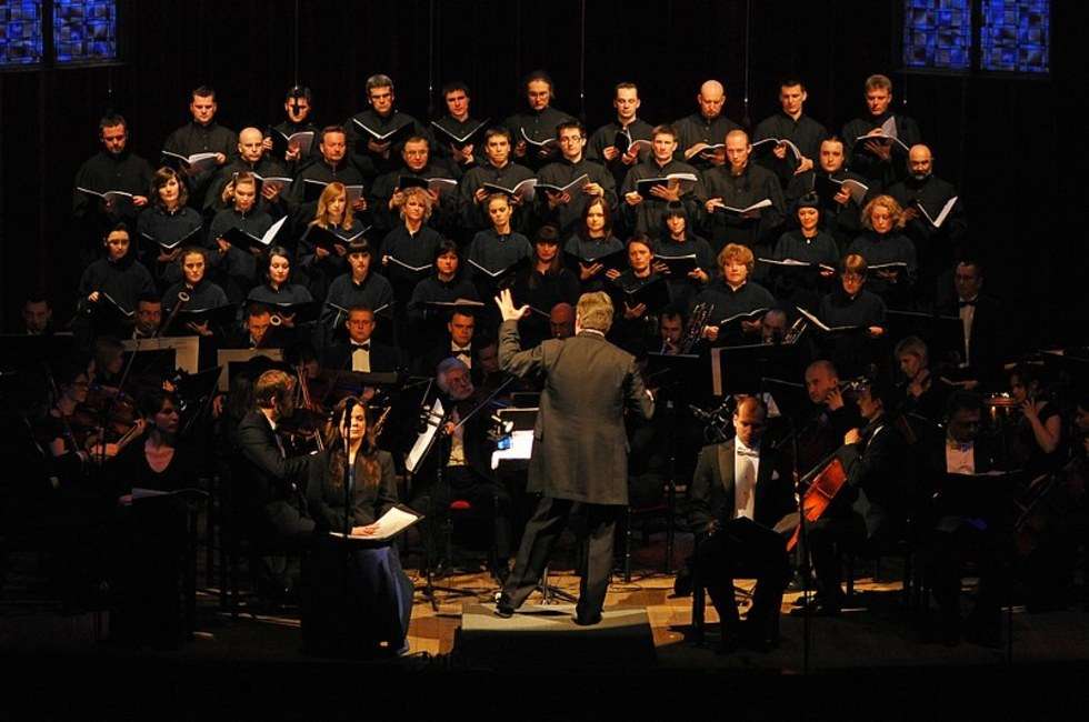  Niesamowity wieczór w ChDK. Chór, soliści i orkiestra symfoniczna pod dyrekcją Jacka Bonieckiego wykonali "Requiem d-moll" Mozarta