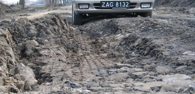 Z powodu poteznych dziur w drogach w gminie Mircze odwolano lekcje we wszystkich szkolach