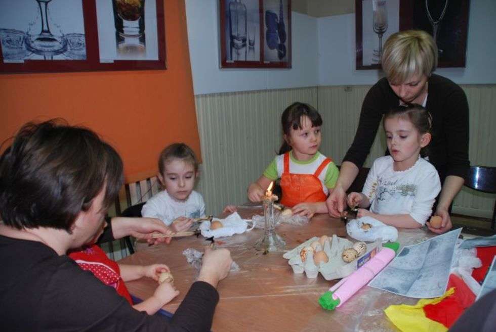 Twórczyni ludowa Maria Majówka uczyla w MDK dzieci i rodziców, jak zrobic tradycyjne pisanki