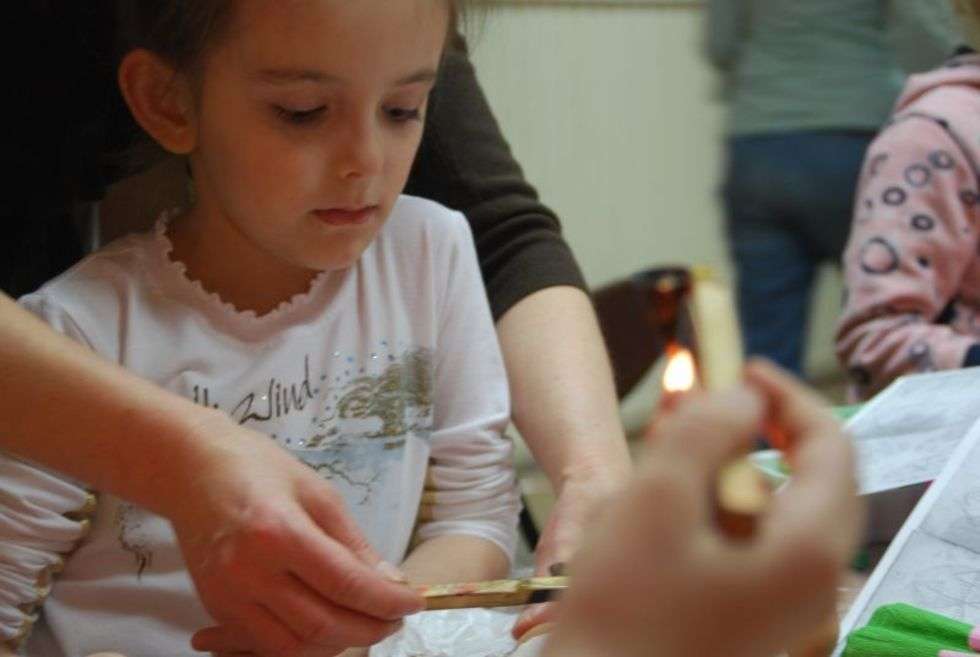  Twórczyni ludowa Maria Majówka uczyla w MDK dzieci i rodziców, jak zrobic tradycyjne pisanki