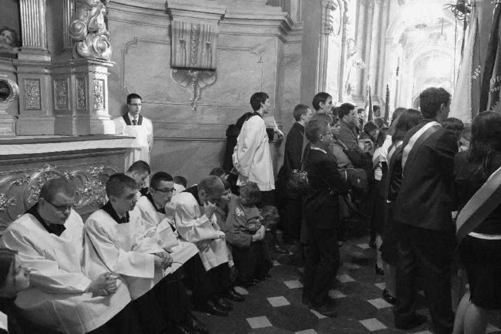  Tłumy na modlitwie w Archikatedrze. (zdjęcie 5) - Autor: Maciej Kaczanowski