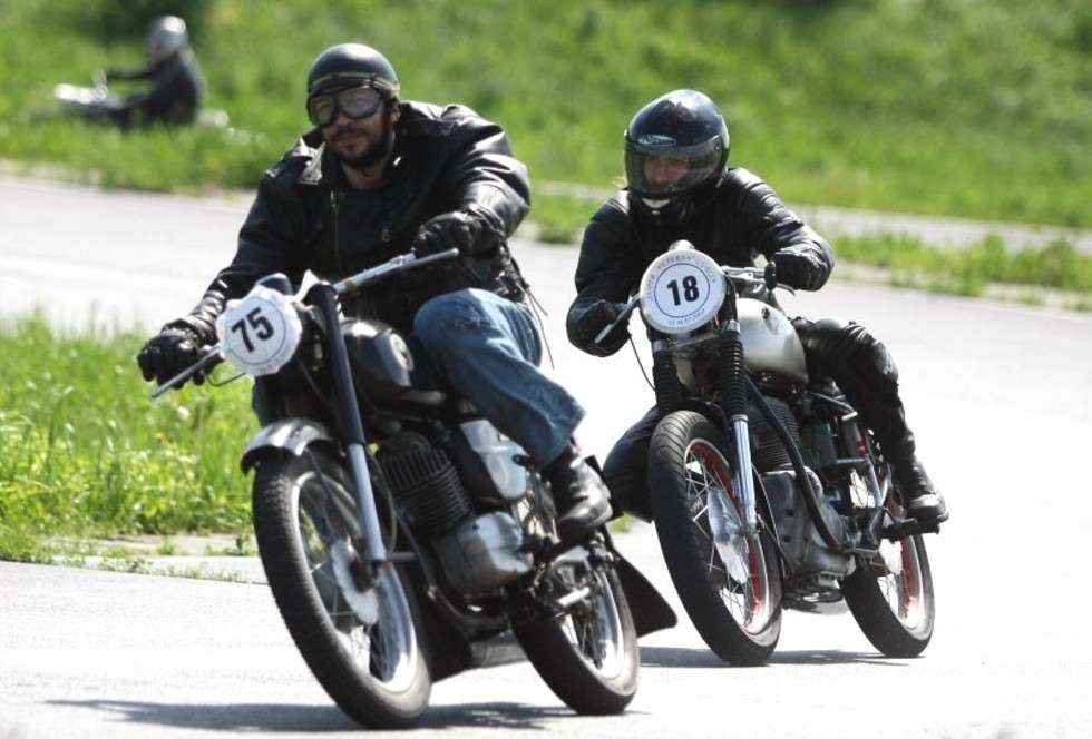  Wyścigi zabytkowych motocykli (zdjęcie 2) - Autor: Jacek Świerczynski
