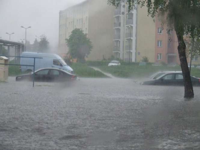 Parking przy Wiśniowej w Świdniku jest regularnie zalewany przez wode.