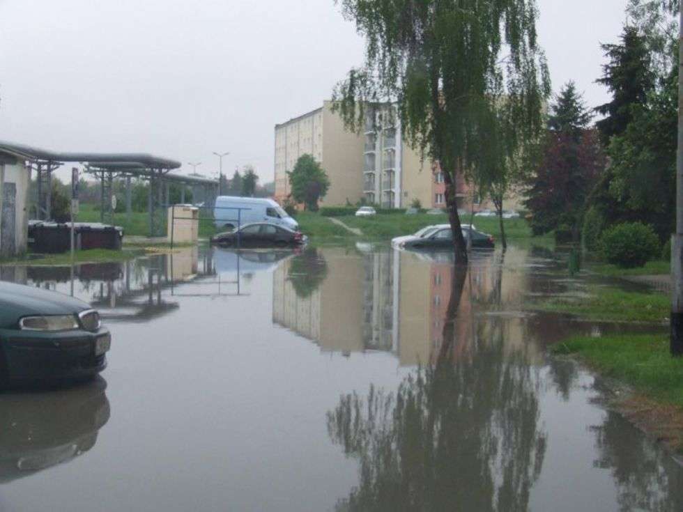  Parking przy Wiśniowej w Świdniku jest regularnie zalewany przez wode.